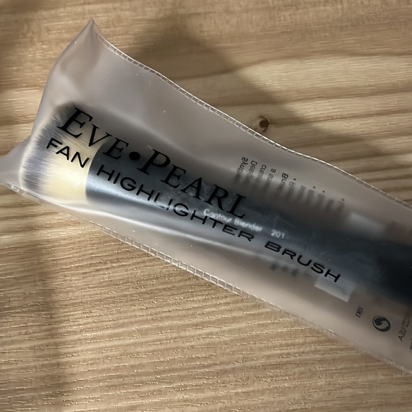 Eve Pearl Dual Ended Contour & Fan Highlight Brush Set - Picture 3 of 5